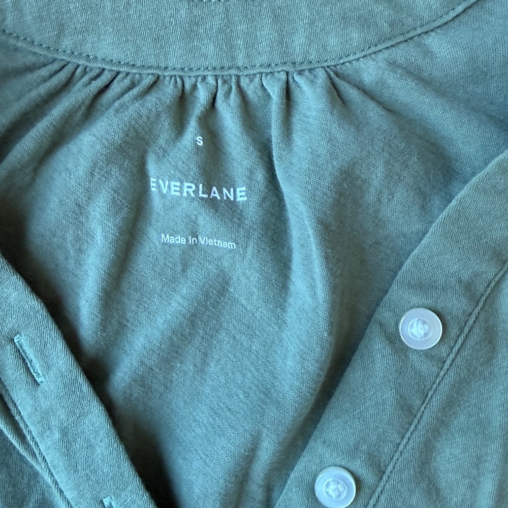 Everlane Sage Green Button-Up Shirt V Neck Air - Picture 2 of 4